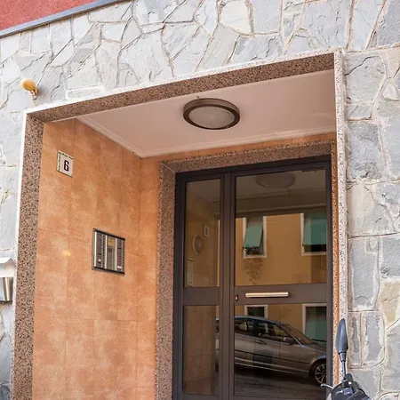 073 - Casa Con Attico Privato, 10 Minuti Mare Spiaggie A Piedi ラッパロ